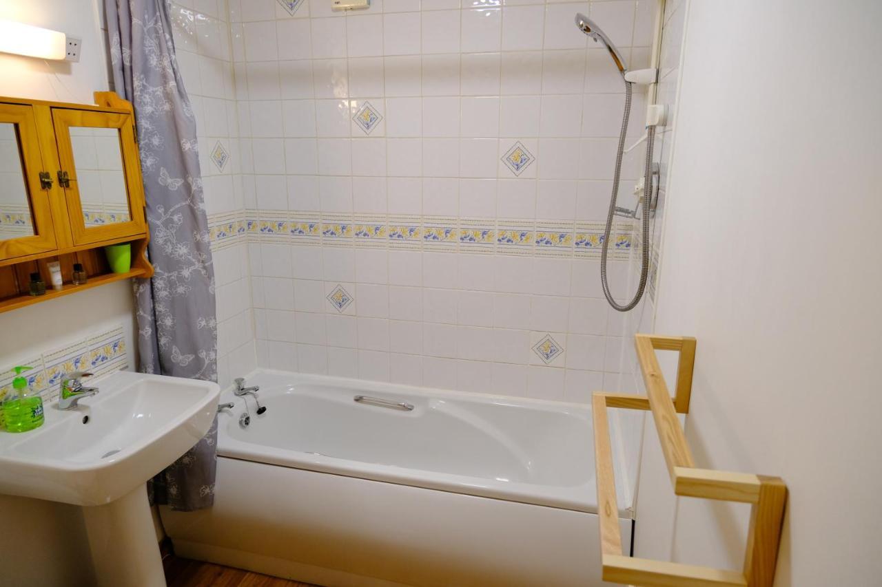 Lovely 1-Bedroom Apartment With Free Parking อินเวอร์เนส ภายนอก รูปภาพ